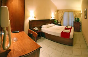 Pengeskab på værelset, strygejern/strygebræt, gratis baby-/barnesenge