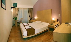 Caja de seguridad en la habitación y tabla de planchar con plancha