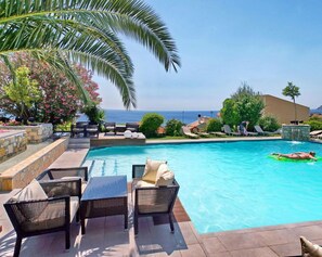 Sæsonbestemt udendørs pool, parasoller, liggestole