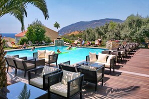 Seasonal outdoor pool, pool umbrellas, pool loungers - Sandy Bay Hotel (Lesvos)