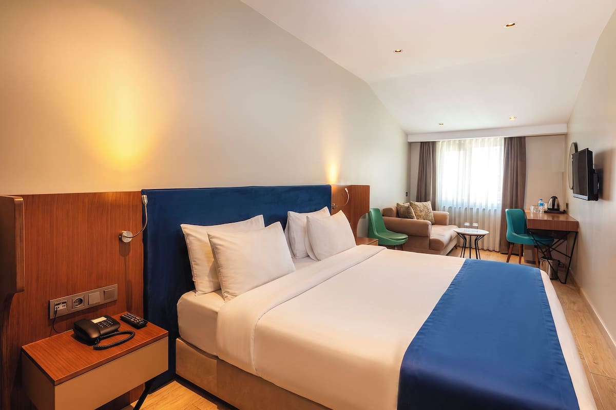Junior Double or Twin Room | Minibar, in-room safe, laptop workspace, soundproofing