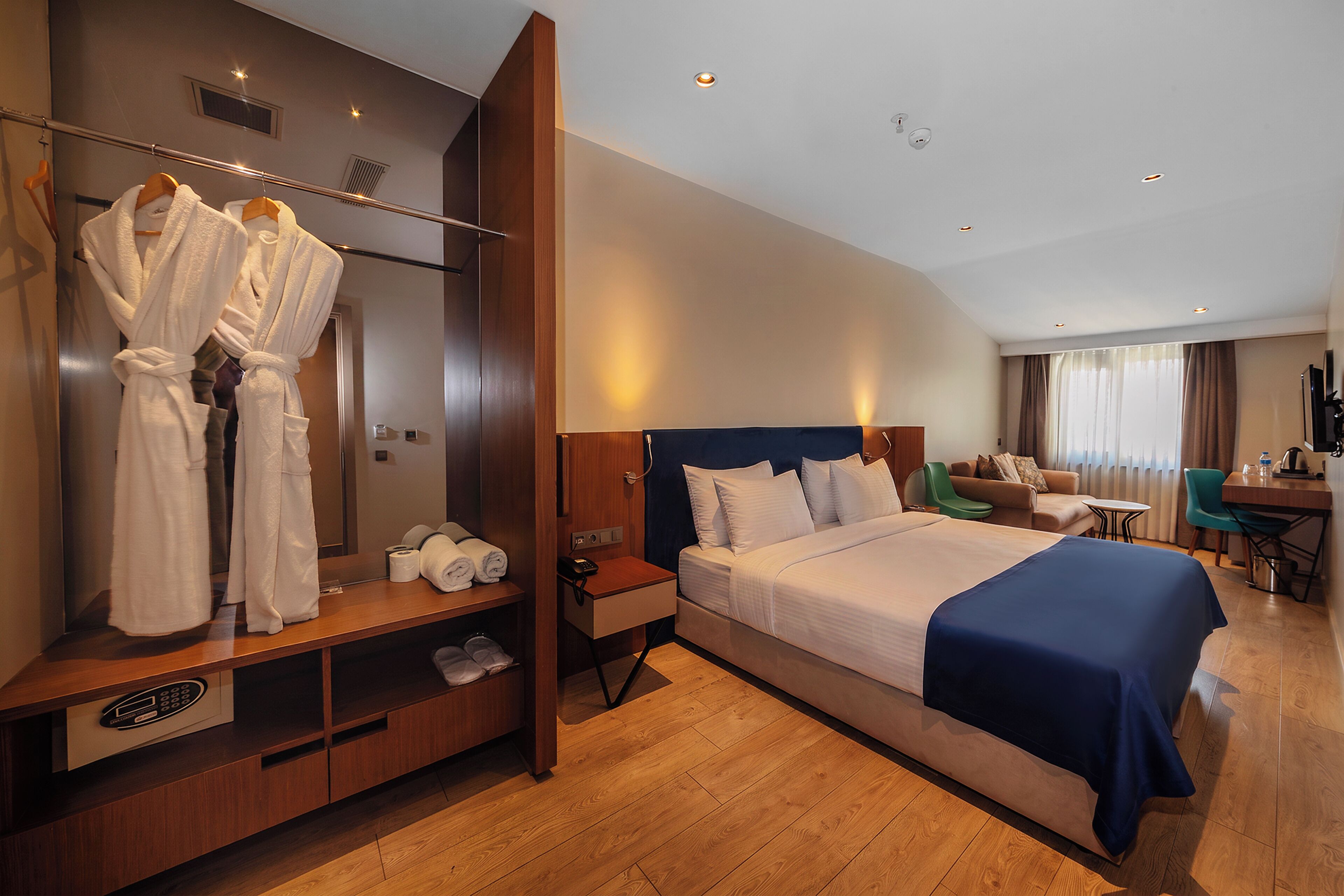 Junior Double or Twin Room | Minibar, in-room safe, laptop workspace, soundproofing