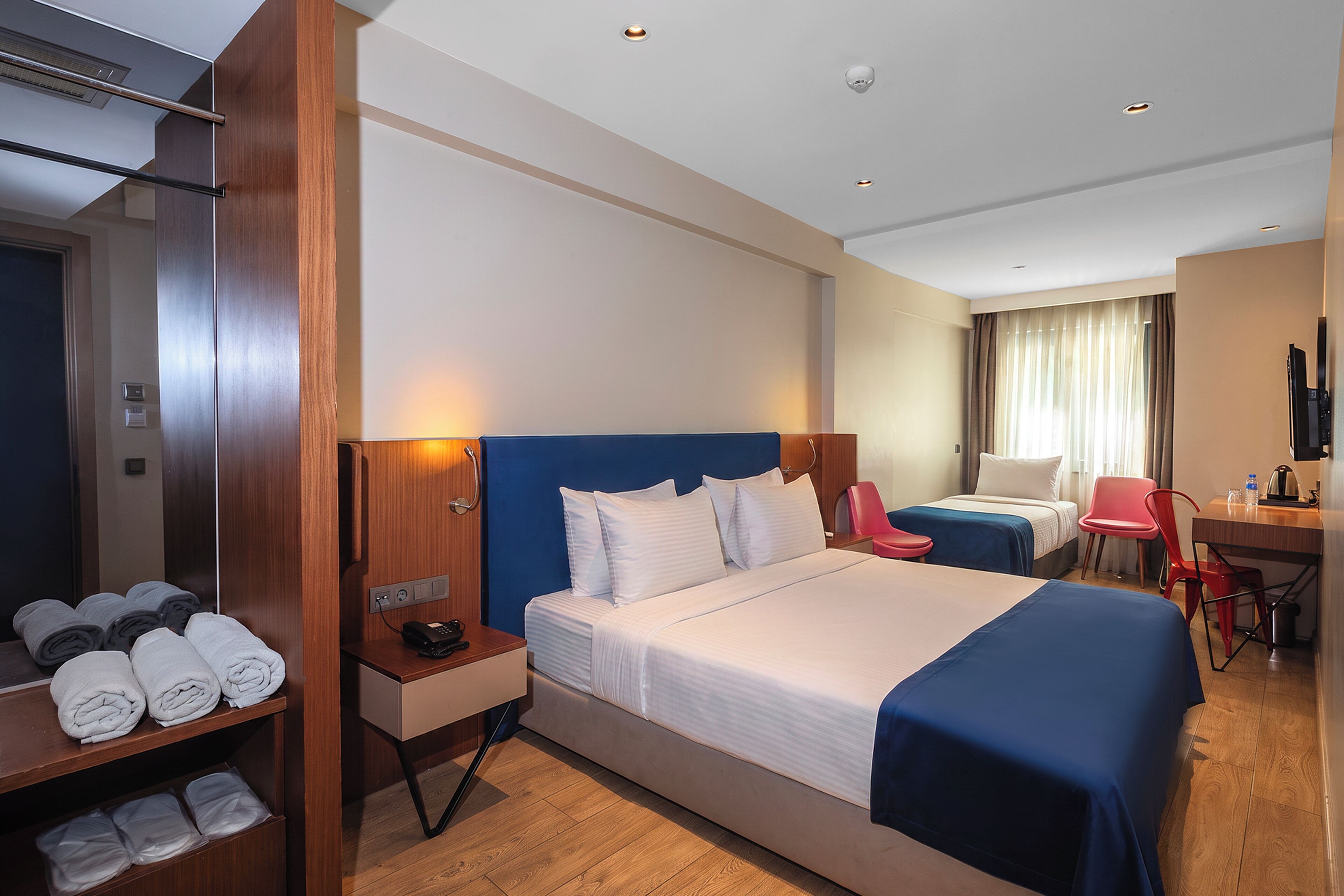 Deluxe Triple Room | Minibar, in-room safe, laptop workspace, soundproofing