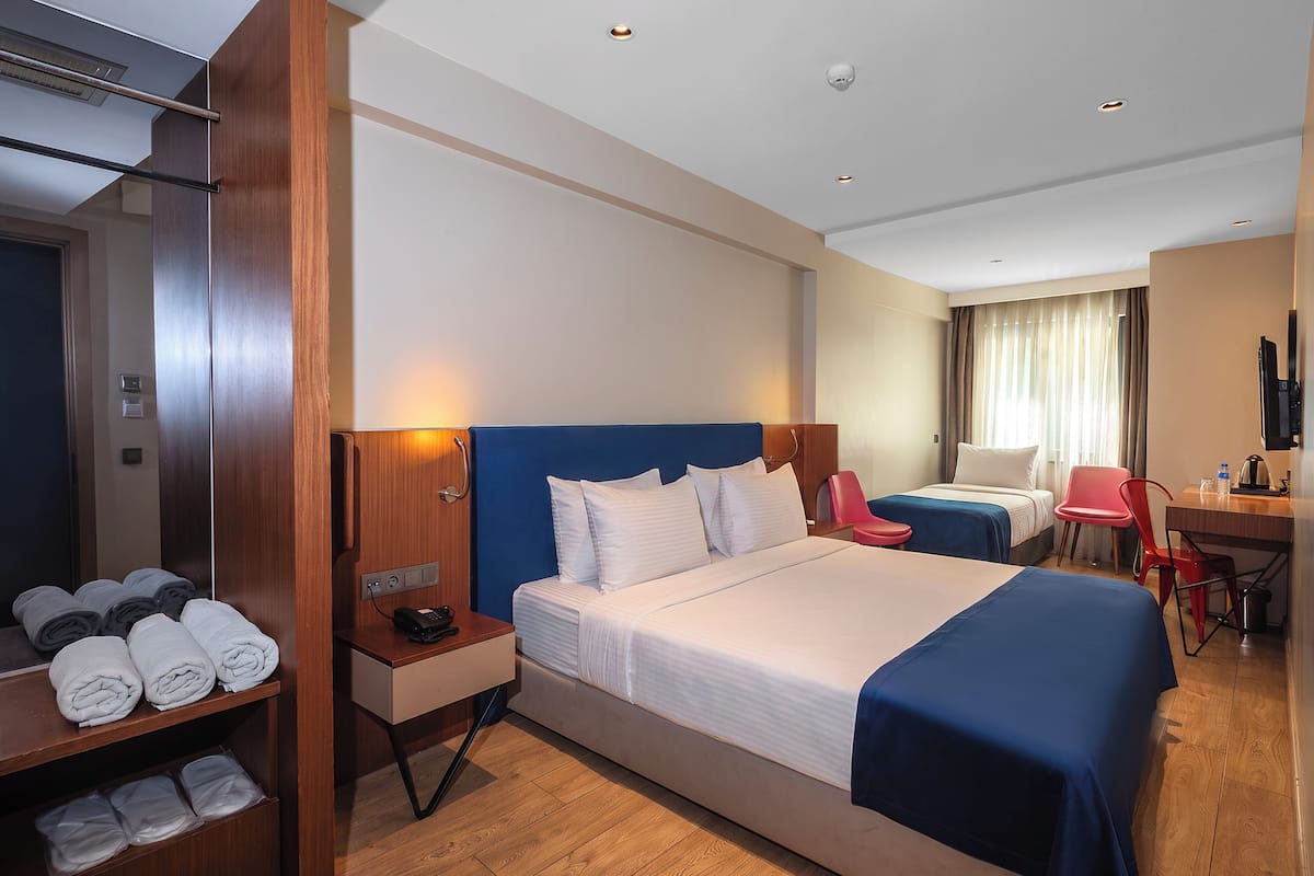 Deluxe Triple Room | Minibar, in-room safe, laptop workspace, soundproofing