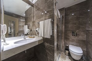 Quarto casal econômico | Banheiro | Chuveiro, produtos de toalete grátis, secador de cabelo, chinelos