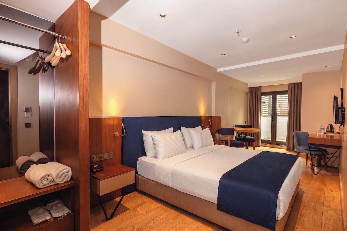 Deluxe Double or Twin Room | Minibar, in-room safe, laptop workspace, soundproofing
