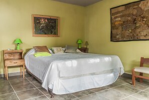 Room, 1 King Bed, Microwave (Lime)