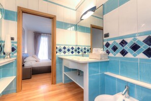 Habitación doble | Baño | Ducha, artículos de higiene personal gratuitos, secador de pelo y bidé