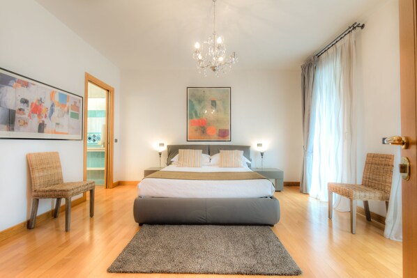 Double Room | Minibar, in-room safe, desk, blackout drapes