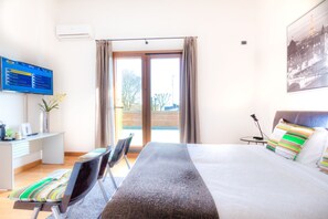 Dobbeltrom | Minibar, safe på rommet, skrivebord og blendingsgardiner