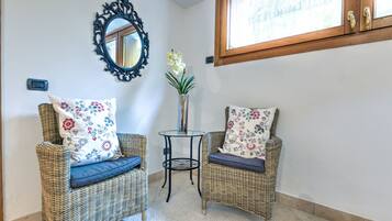 Economy Room | Minibar, in-room safe, desk, blackout drapes