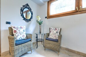 Economy Room | Minibar, in-room safe, desk, blackout drapes