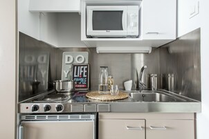 Frigorífico, microondas, placa de cocina y utensilios de cocina