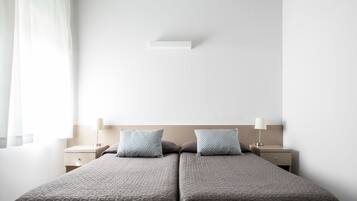 Bureau, rideaux occultants, Wi-Fi gratuit, draps fournis