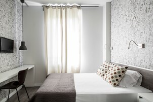 Estudio Individual Executive | Escritorio, cortinas opacas, wifi gratis y ropa de cama