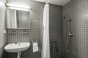 Standard Studio, Accessible, Kitchenette | Bathroom | Shower, towels - Residencia Universitaria Resa Roberto de Nobili (Sant Cugat del Valles)