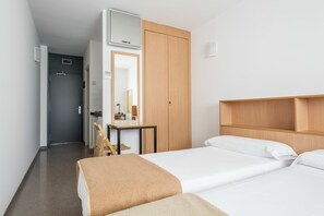 Desk, iron/ironing board, free WiFi, bed sheets - Residencia Universitaria Resa Campus de Montilivi (Girona)