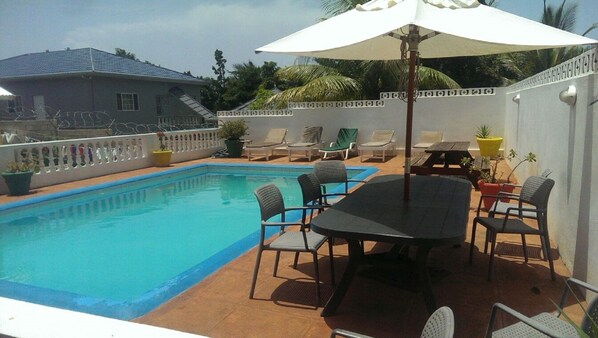 Una piscina al aire libre