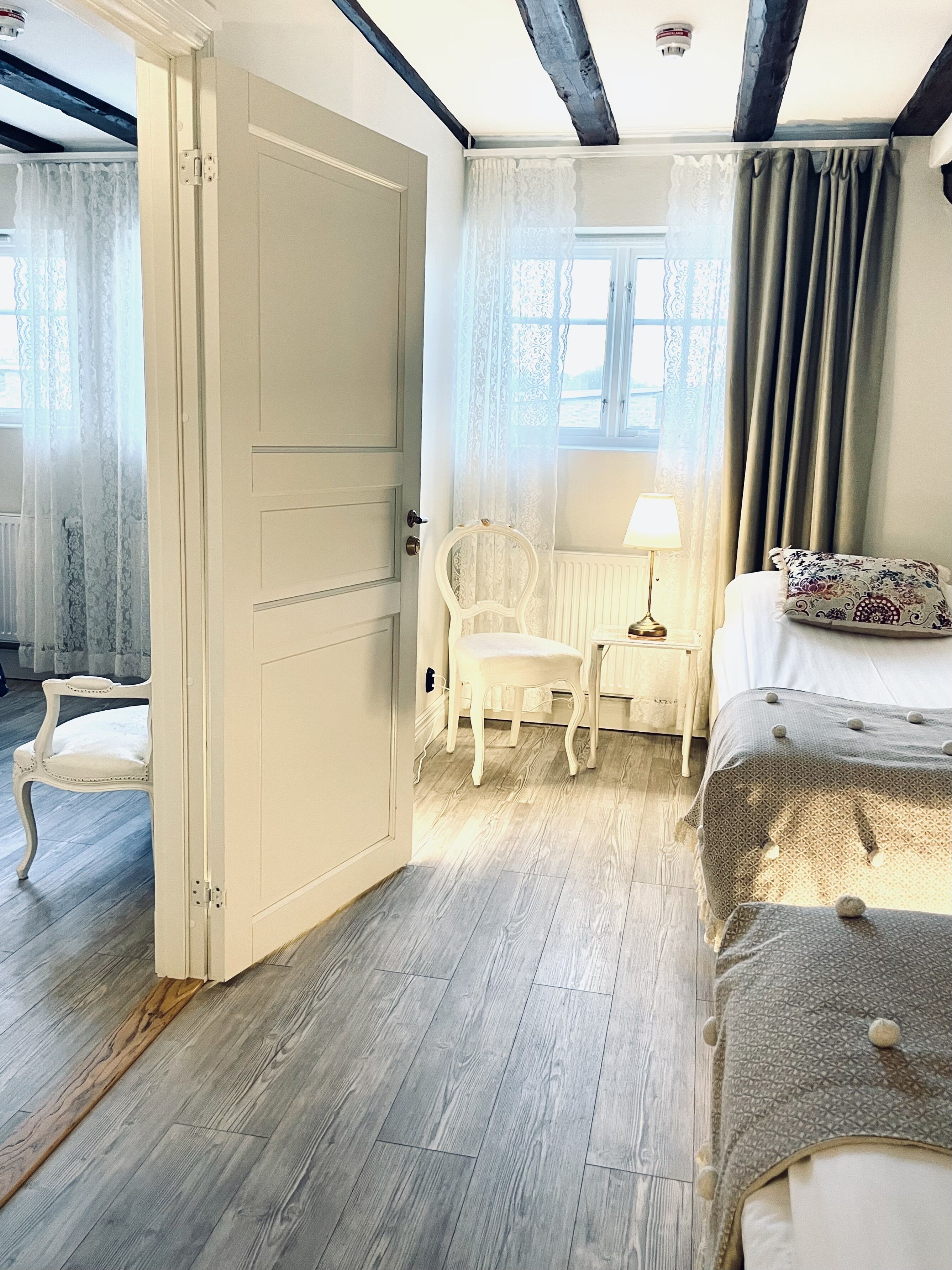 family room | 1 bedroom, premium bedding, pillow-top beds, blackout curtains