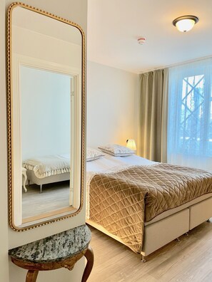 Family Room | Premium bedding, pillowtop beds, blackout drapes, soundproofing - Hotel Hamngatan 27 (Falkenberg)