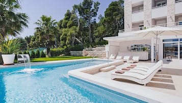 Außenpool (je nach Saison geöffnet), Sonnenschirme