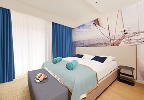 خزنة داخل الغرفة ومكتب وتجهيزات عازلة للصوت ومكواة/لوح كي