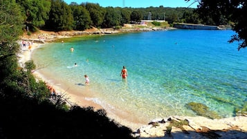 Beach nearby, white sand, 2 beach bars