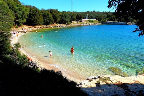 Beach nearby, white sand, 2 beach bars