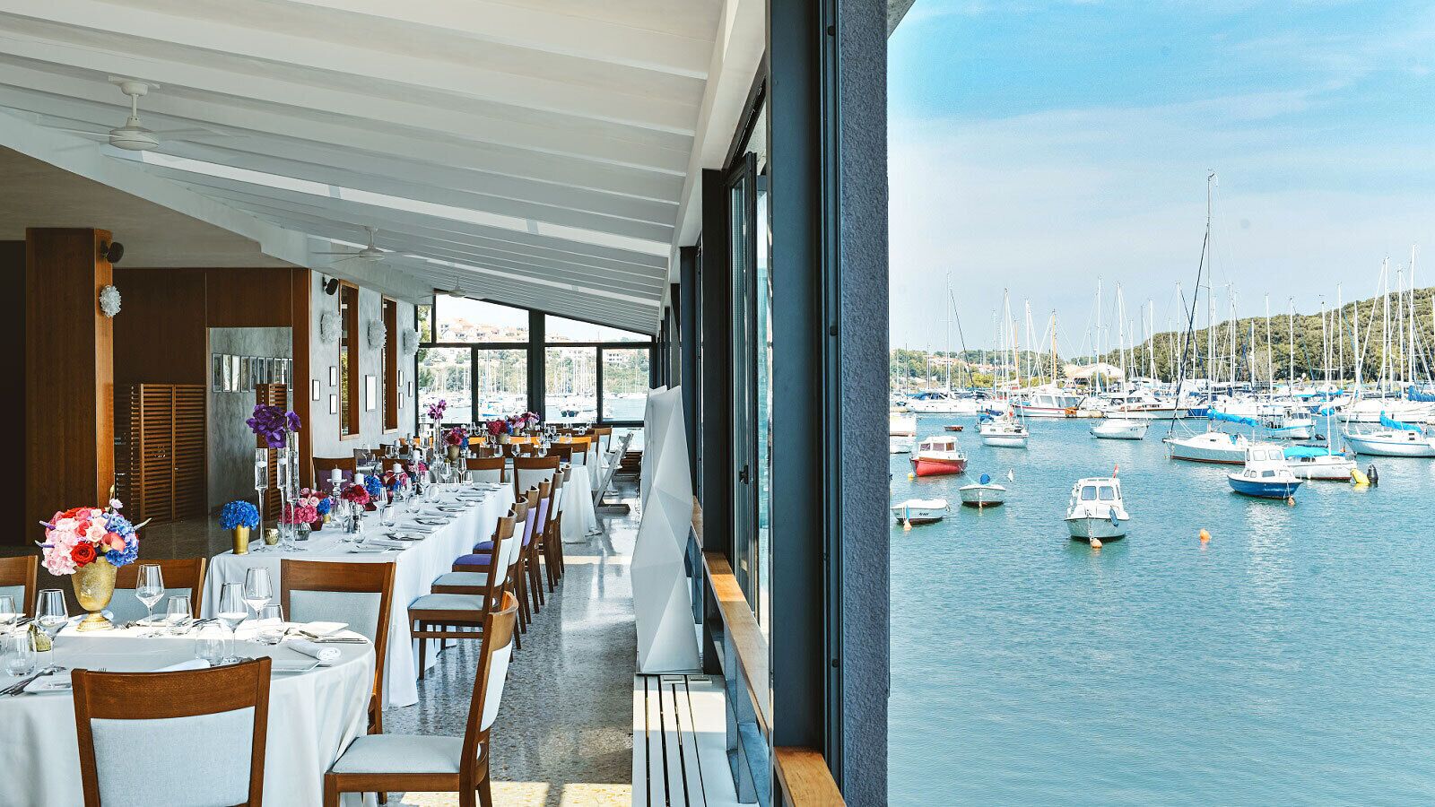 Un restaurante con vistas a la marina.