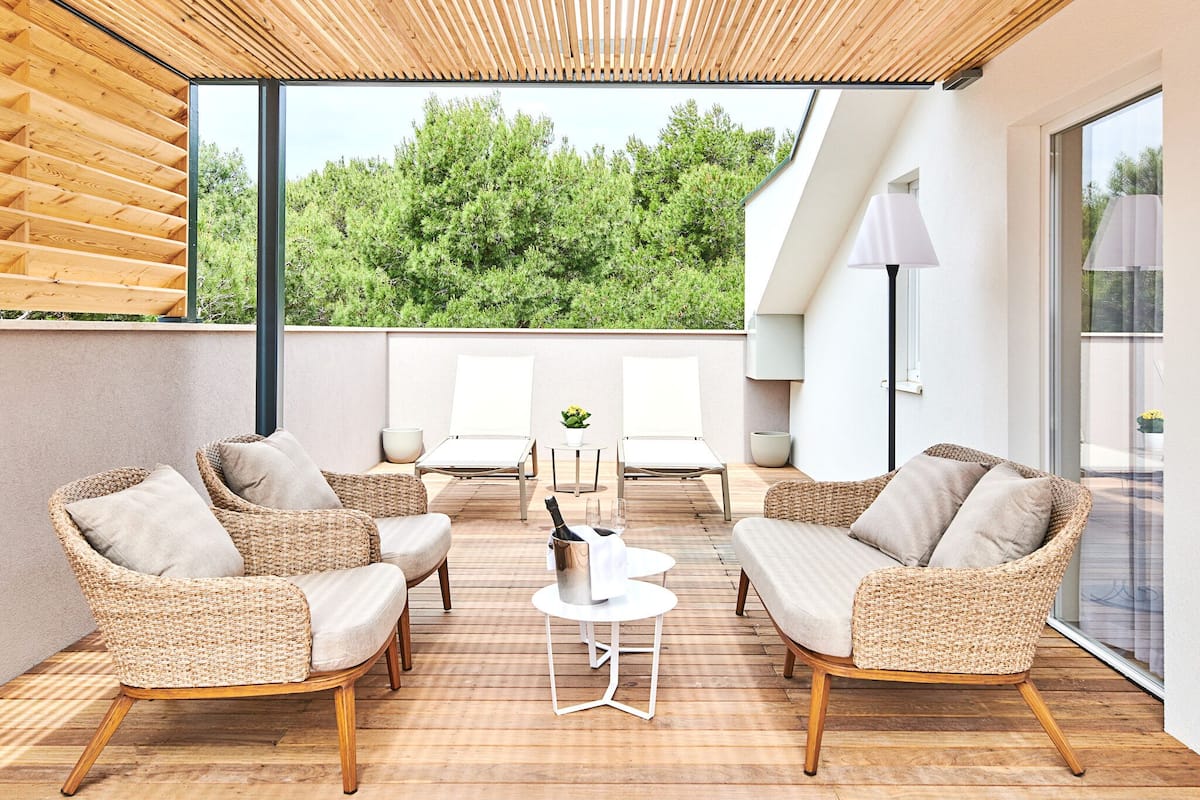 One Bedroom Suite with Balcony and Sea View | Terrace/patio