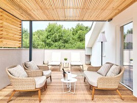 One Bedroom Suite with Balcony and Sea View | Terrace/patio