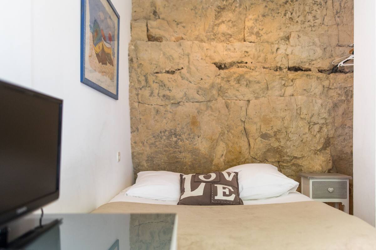 标准双人房, 独立浴室 (Chambre Roches) | 遮光窗帘、免费 WiFi、床单