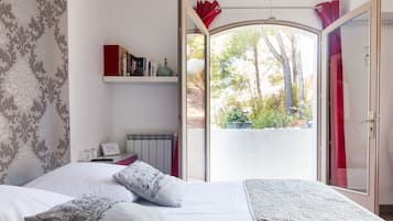 Habitació doble, amb bany privat, vistes al jardí (Chambre des pins) | Cortines opaques, wifi gratuïta i roba de llit