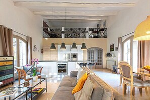 تلفزيون إل إي دي بحجم 20-بوصة يعرض قنوات تلفزيونية رقمية، تلفزيون