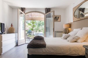 Cortinas blackout, wifi gratis y ropa de cama 