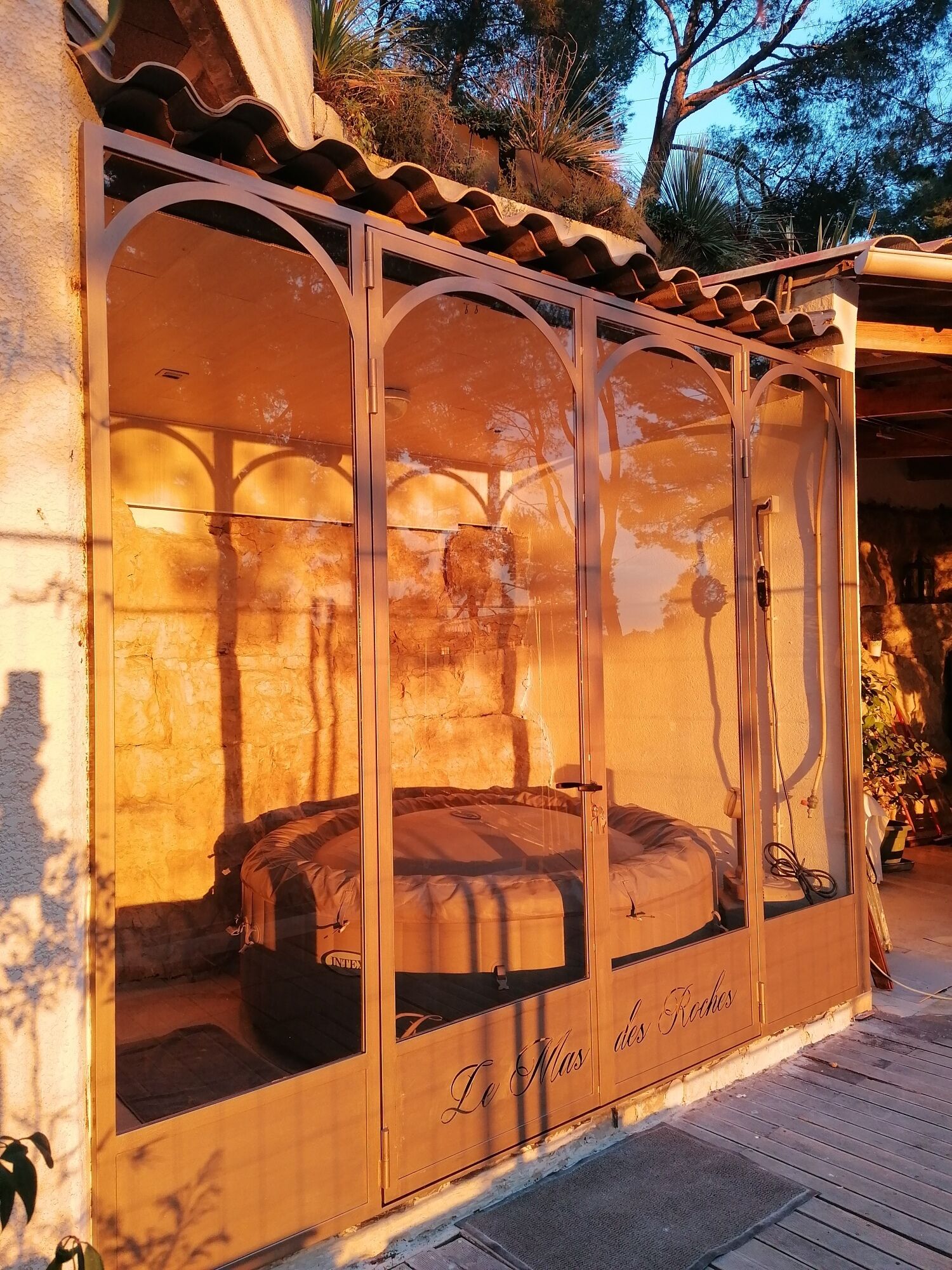 Um quarto com cama, janela e porta.