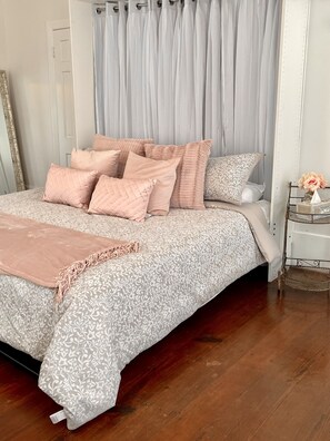 Deluxe Room, 1 Bedroom, Non Smoking, Private Bathroom | 1 bedroom, Egyptian cotton sheets, premium bedding - Hodge Podge Lodge (Montgomery)