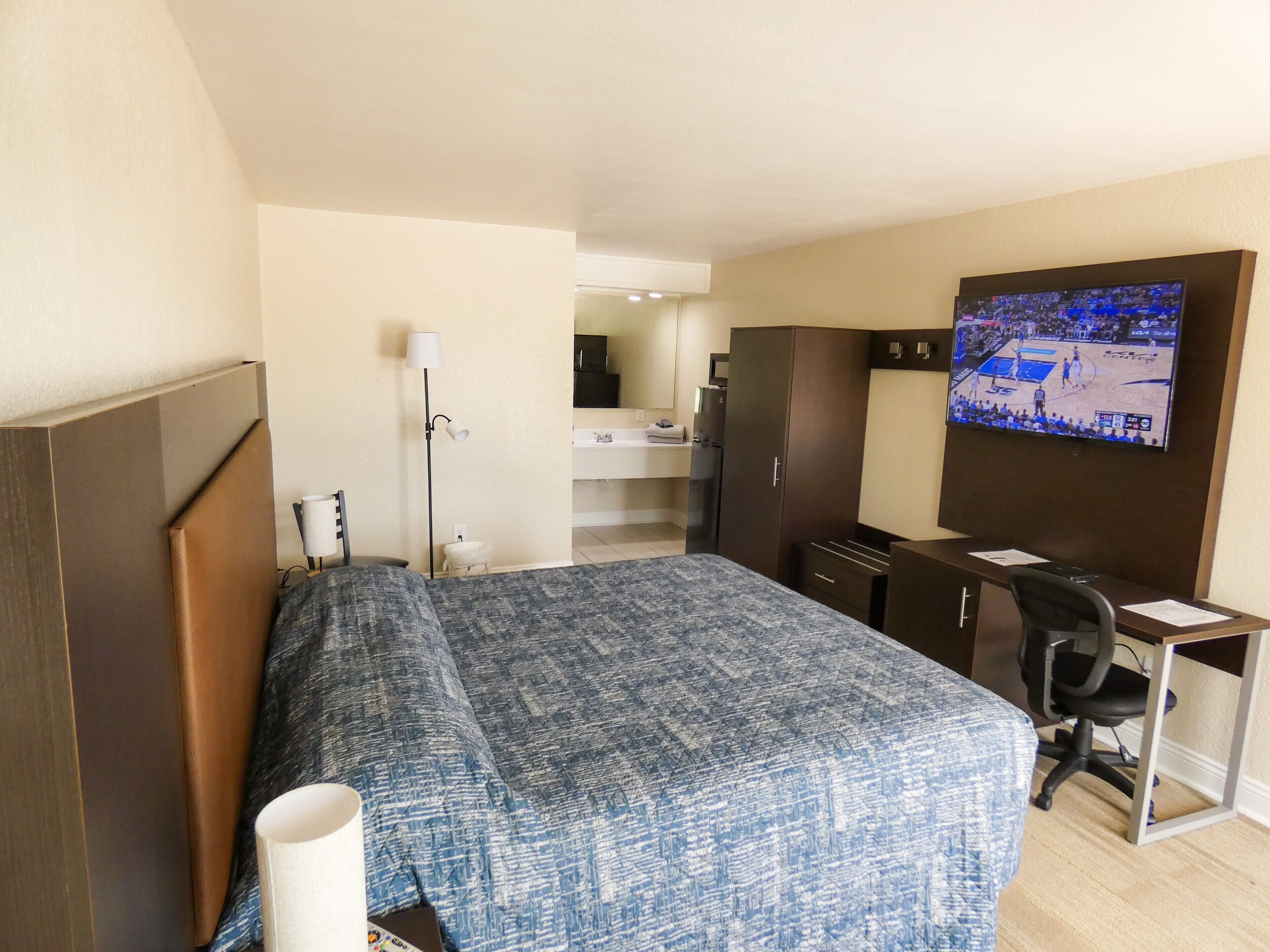 Room, 1 King Bed | Premium bedding, desk, free WiFi, bed sheets