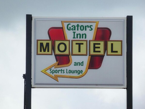A motel sign with the name 'Gators Inn' and 'Sports Lounge' visible. - Gators Inn (La Rose)