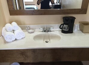 Premium bedding, desk, free WiFi, bed sheets - Gators Inn (La Rose)