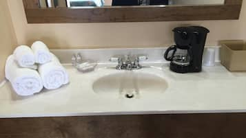 Combined shower/bathtub, free toiletries, towels