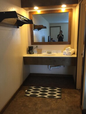 Combined shower/bathtub, free toiletries, towels - Gators Inn (La Rose)