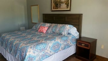 Habitación, 1 cama King size | Ropa de cama de alta calidad, escritorio, wifi gratis y ropa de cama 