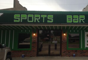 Bar (on property) - Gators Inn (La Rose)