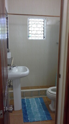Standard Apartment, 1 Bedroom, Pool View, Poolside | Bathroom