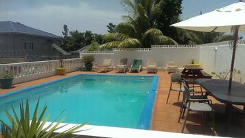 Una piscina al aire libre