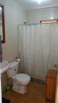 Suíte estúdio superior, 1 quarto, suíte | Banheiro | Chuveiro/banheira combinados, produtos de toalete grátis
