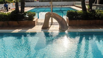 Piscine extérieure (ouverte en saison), chaises longues