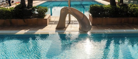 Sæsonbestemt udendørs pool, åben fra kl. 10.00 til kl. 20.00, liggestole