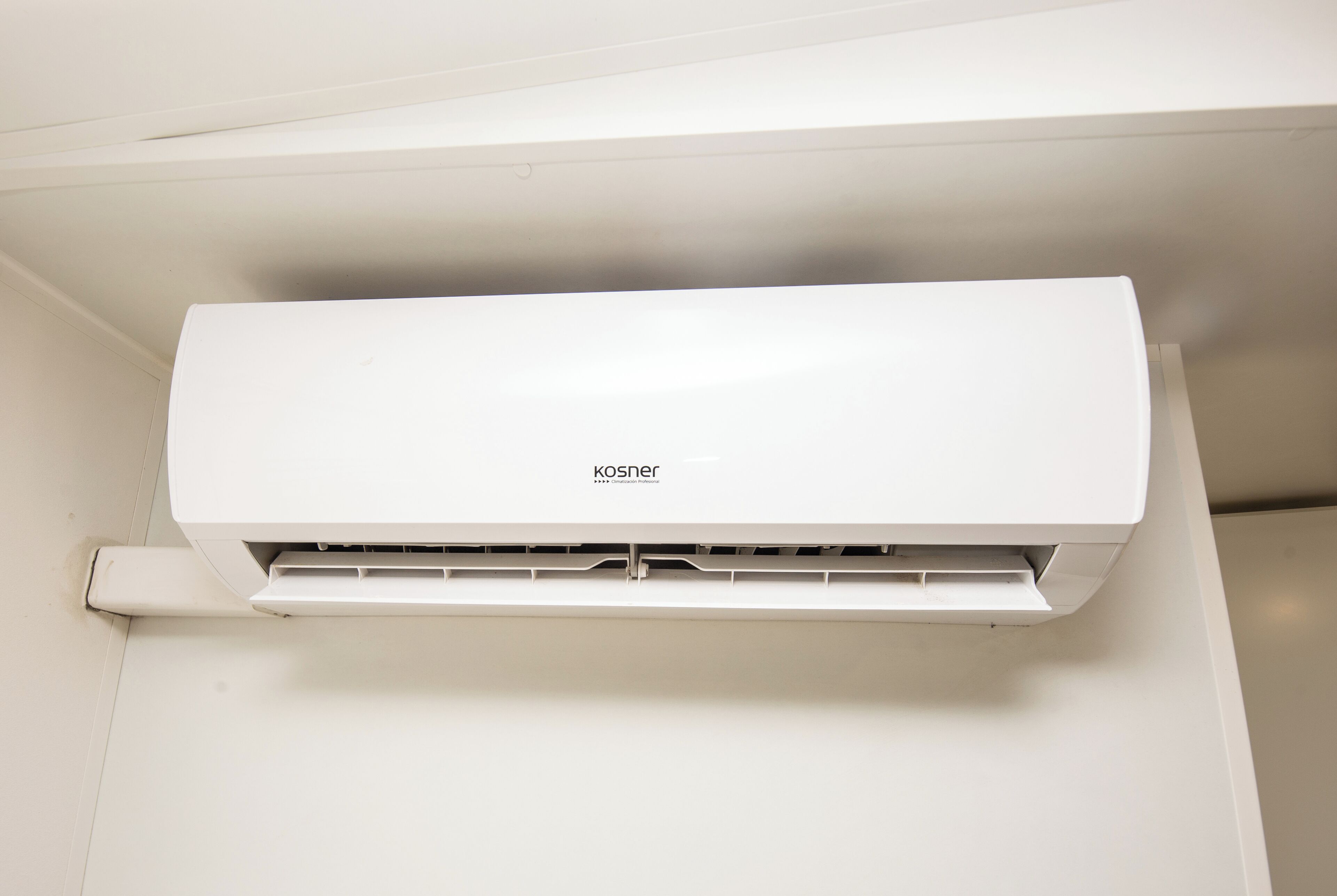 Eine weiße Klimaanlage an der Wand befestigt.
